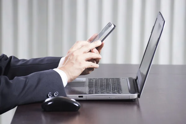 Zakenman met behulp van slimme telefoon — Stockfoto