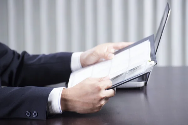 Geschäftsmann liest ein Dokument — Stockfoto