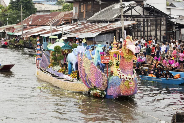 SAMUT PRAKARN, THAILAND-OCTOBER 7, 2014: The Lotus Giving Festival — Fotografia de Stock