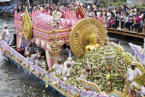 Samut prakarn, thailand-oktober 7, 2014: das lotus giving festival — Stockfoto