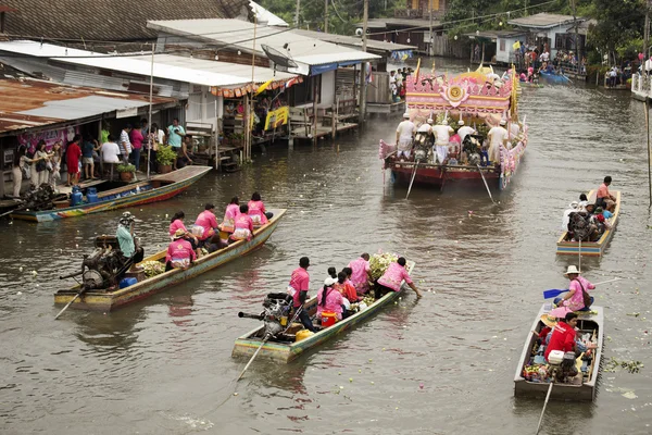 SAMUT PRAKARN, THAILAND-OCTOBER 7, 2014: The Lotus Giving Festival — стоковое фото