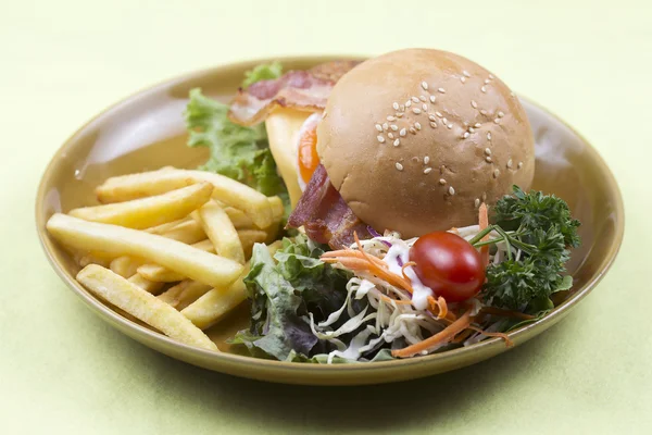 ハンバーガーの牛肉ベーコン — ストック写真
