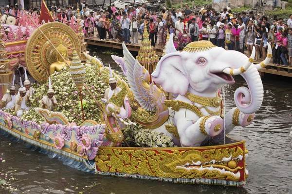 SAMUT PRAKARN, THAILAND-OC TOBER 7, 2014: The Lotus Giving Festiva — стоковое фото