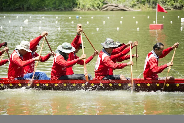 Saraburi, thailand - 29. september: nicht identifizierte crew in traditi — Stockfoto