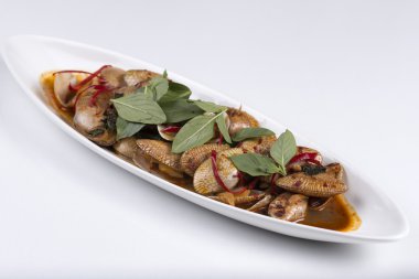 Közlenmiş Kırmızı biber yapıştır ile kızarmış istiridye yakın kadar karıştırın. 