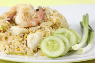 Kızarmış karidesli pilav karıştırın