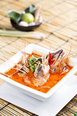 Ekşi ve baharatlı karides çorbası