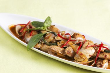 Kızarmış istiridye kavrulmuş chili yapıştır ile karıştırın 