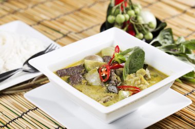 Yeşil köri tavuk çorbası 