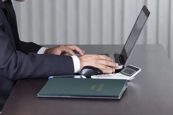 Geschäftsmann mit Laptop — Stockfoto