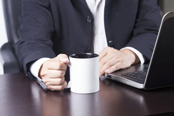 Mano del Empresario sosteniendo taza de café — Foto de Stock