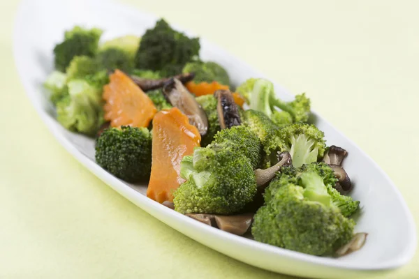 Sauté de trois légumes (brocoli, champignon, carotte) — Φωτογραφία Αρχείου