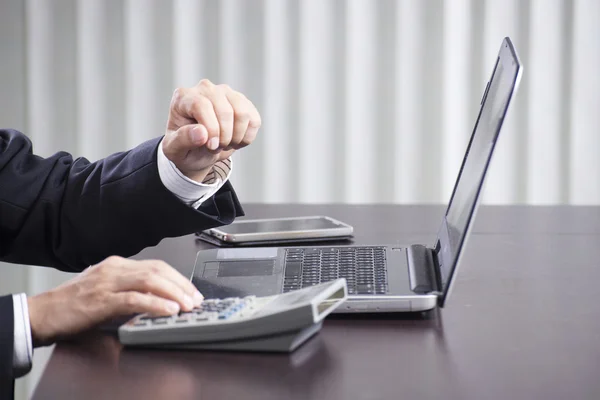 Zakenman van handen met behulp van de laptop — Stockfoto