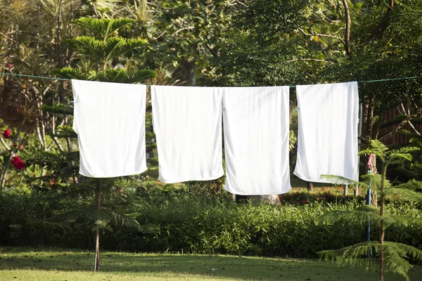 Weiße Handtücher trocknen an der Wäscheleine Stockbild
