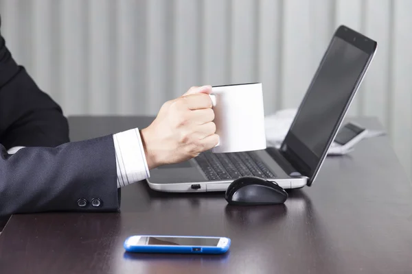 Affärsman anläggning kopp kaffe — Stockfoto