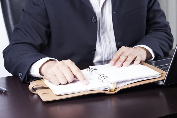 Hombre de negocios abriendo su cuaderno — Foto de Stock