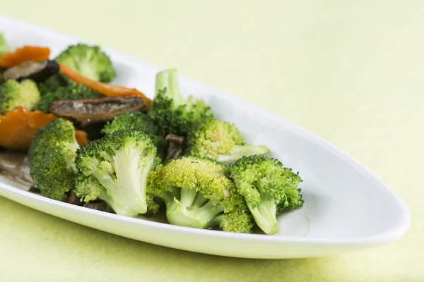 Aduk goreng Tiga sayuran (brokoli, jamur, wortel ) — Stok Foto