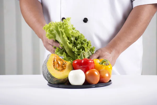 Chef memegang nampan sayuran — Stok Foto