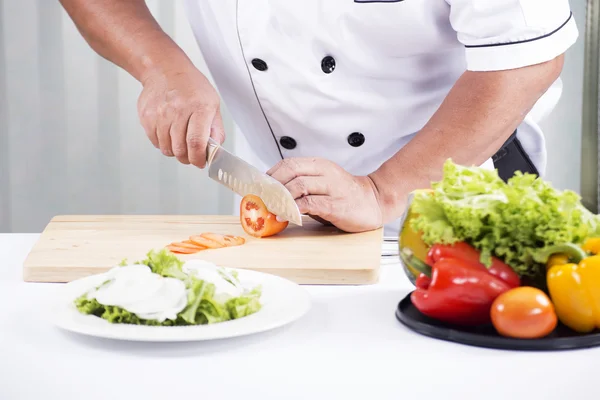 Шеф-кухаря руки різання томатний — стокове фото