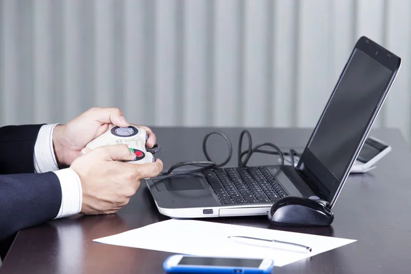 Zakenman met behulp van de joystick — Stockfoto