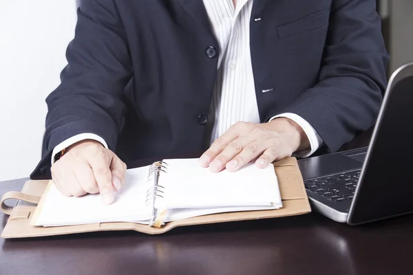 Hombre de negocios abriendo su cuaderno —  Fotos de Stock