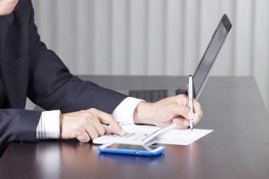 Yazma iş adamın elleri 