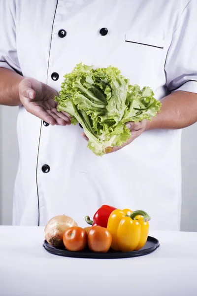 Koch hält Salat — Stockfoto