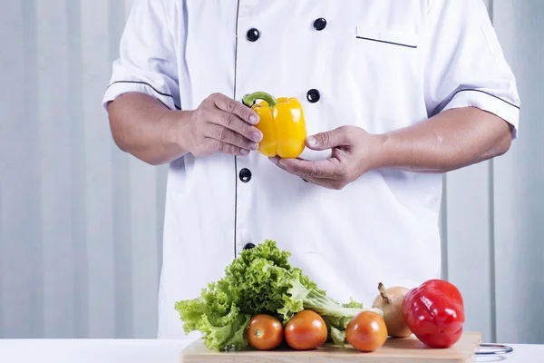 Chef tiene peperone — Foto Stock
