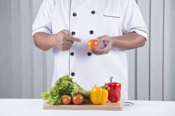 Шеф-кухар тримає томатний — стокове фото