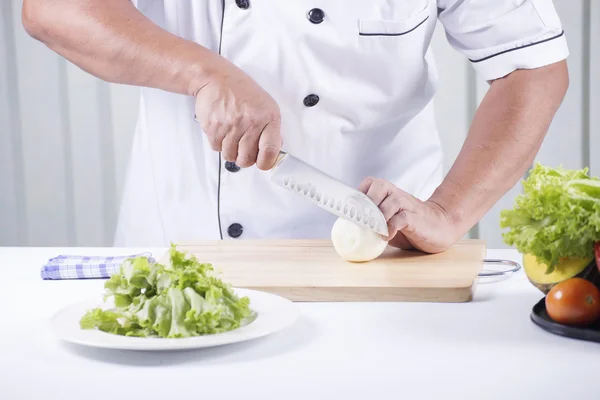 Chef cortando a cebola — Fotografia de Stock