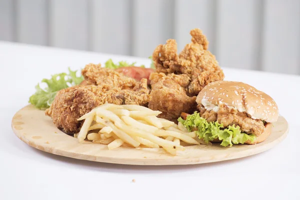 Pollo frito, hamburguesa y papas fritas —  Fotos de Stock