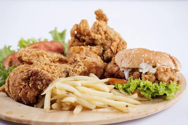 Stekt kyckling, hamburgare och pommes frites — Stockfoto