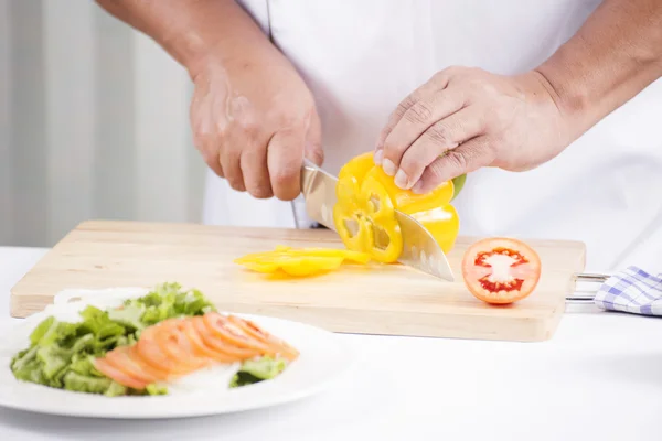 厨师的手切黄色柿子椒 — 图库照片