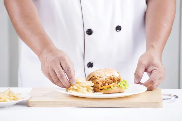 Chef preparing a burger — Stock Photo, Image