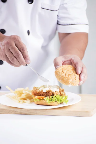 Chef preparing a burger — Stock Photo, Image