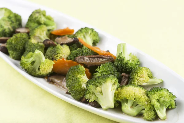 Aduk goreng Tiga sayuran (brokoli, jamur, wortel ) — Stok Foto