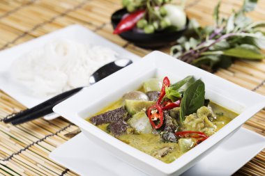 Yeşil köri tavuk çorbası