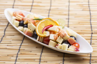 Baharatlı meyve salatası Tay tarzı