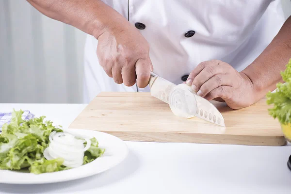 Chef cortando la cebolla — Foto de Stock