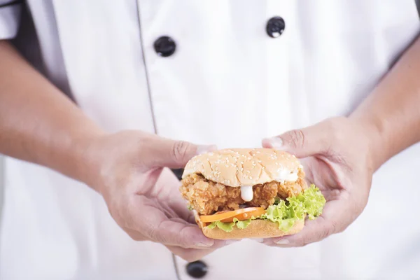 Chef a présenté un hamburger — Photo