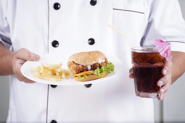 Chef présente un hamburger et une boisson au cola — Photo