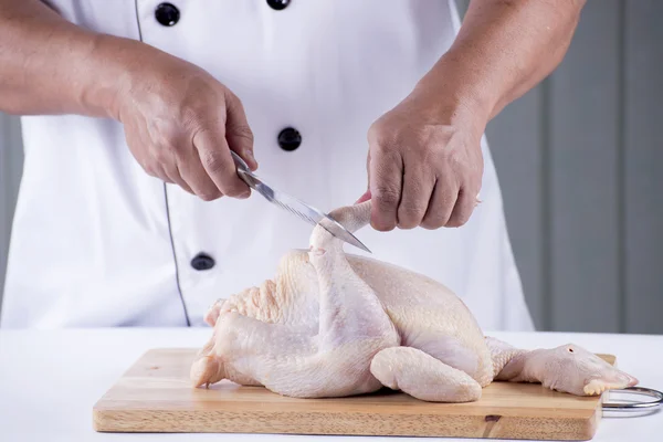 Chef-kok bereid hakken rauwe kip — Stockfoto