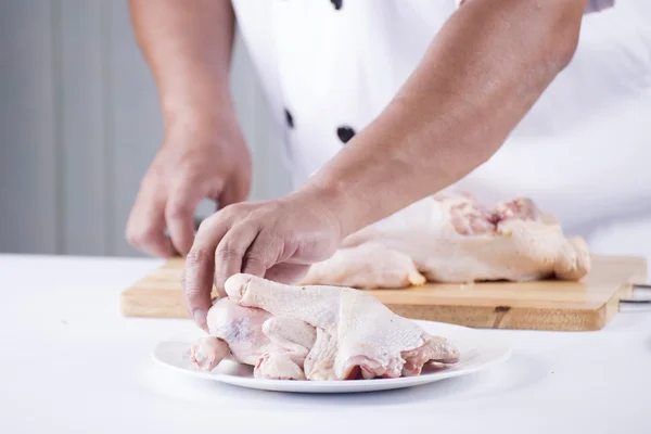 Chef-kok bereid rauwe kip koken — Stockfoto