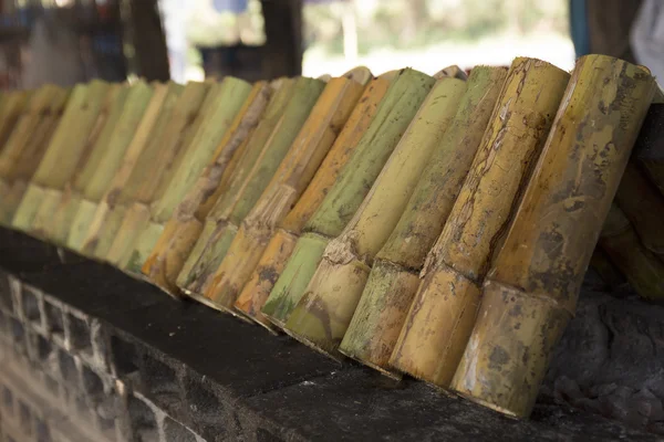Rijst geroosterd in bamboe gewrichten — Stockfoto