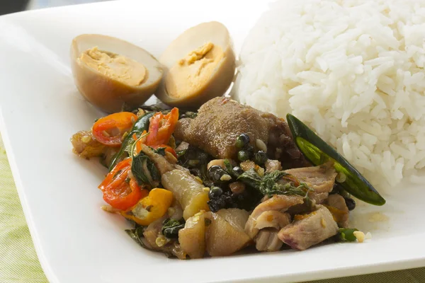 Pad Krapao Kha Moo med kokt ägg — Stockfoto