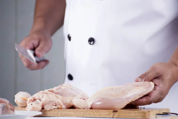 Kuchaři připravili pečení syrové kuře — Stock fotografie