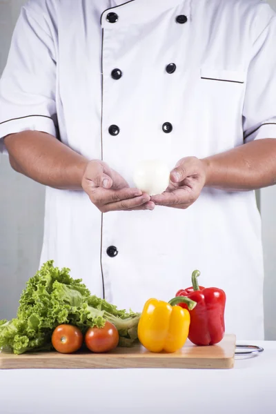 Шеф-кухар тримає цибуля — стокове фото