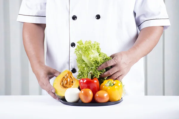 Cuisinier détient plateau de légumes — Photo