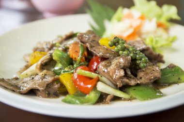 Siyah acı biber ile kızartılmış sığır eti ilave edin 