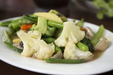 Kızarmış karışık sebze karıştırın 